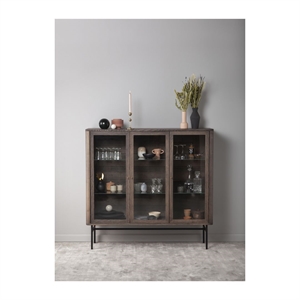 Velvet vitrine m/ 3 døre - LED-lys integreret - Massiv ask & sort stål - Mål: 150 x 142 x 42 cm. - Flere varianter